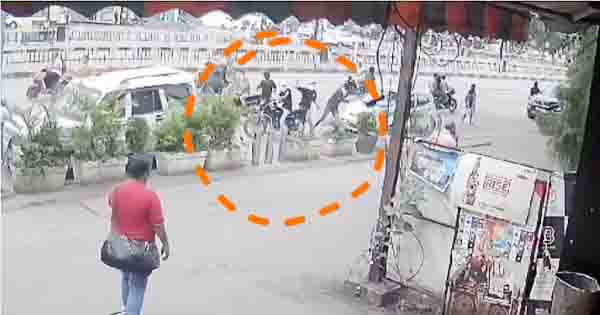 इंदौर : बदमाशों ने दिनदहाड़े किया बार पर पथराव, सीसीटीवी कैमरे में कैद हुई घटना, देखें VIDEO