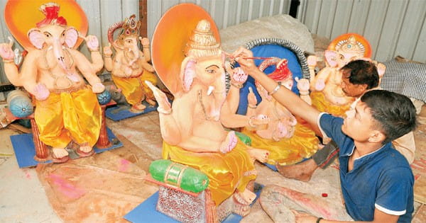 इंदौर में गोबर, जड़ी-बूटियों की गणेश मूर्ति का क्रेज, 4 साल में 6 गुना बढ़ी मांग