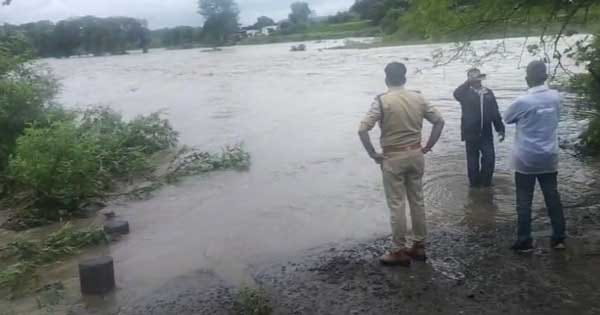 इंदौर : चोरल नदी में बहा पूर्व मंत्री रंजना बघेल का बेटा, दोस्तों से साथ मनाने गया था पिकनिक; एसडीआरएफ की टीम ने तीनों को बचाया