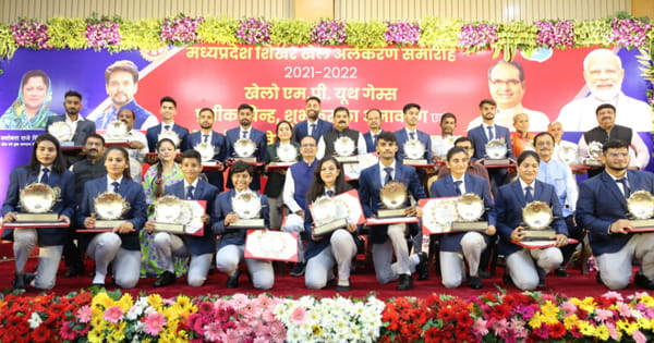 MP खेल अलंकरण समारोह : CM शिवराज ने खिलाड़ियों और प्रशिक्षकों को किया पुरस्कार से सम्मानित, पदक जीतने वालों की सम्मान राशि को किया दो गुना
