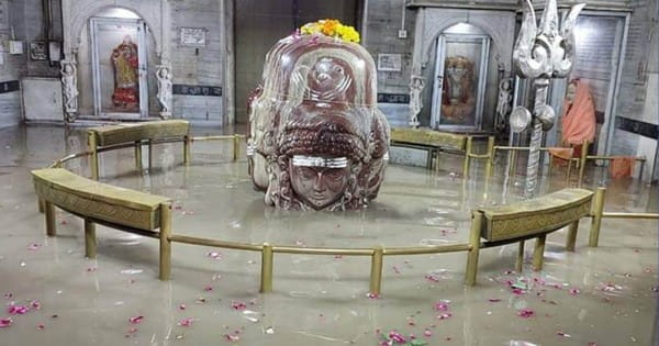 मंदसौर : पशुपतिनाथ मंदिर के गर्भगृह में घुसा शिवना का पानी, शिवना ने किया अष्टमुखी महादेव का अभिषेक