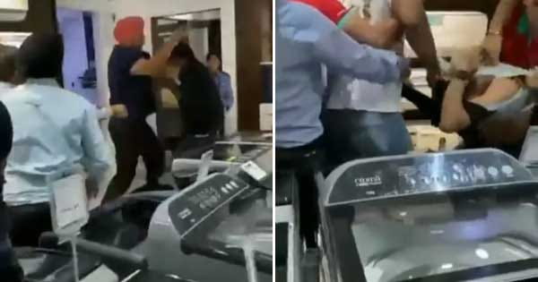 iPhone15 की ऐसी दीवानगी : डिलीवरी में देरी होने पर मोबाइल शॉप में चले लात घूंसे, ग्राहकों ने स्टोर स्टाफ को जमकर पीटा… कपड़े भी फाड़े; देखें VIDEO