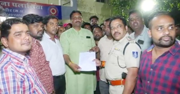 इंदौर : उपनिरीक्षक ने फोन पर जनप्रतिनिधि से की अभद्रता, नाराज कार्यकर्ताओं ने किया थाने का घेराव