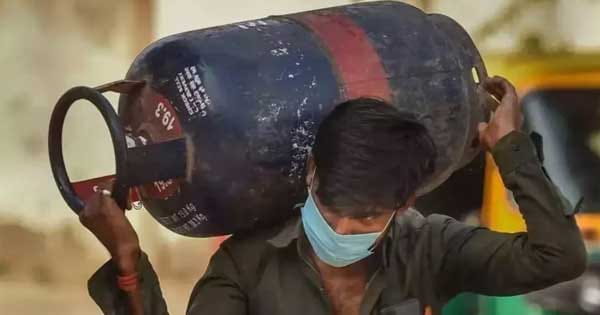LPG Price Hike : फेस्टिव सीजन में महंगाई का झटका, कमर्शियल गैस सिलेंडर 209 रुपए महंगा;  नई दरें आज से लागू