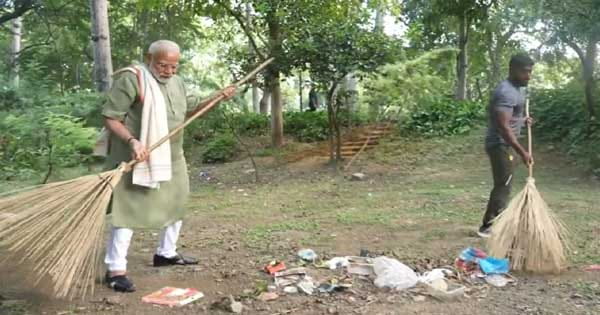 स्वच्छता ही सेवा अभियान : PM मोदी ने किया श्रमदान, रेसलर अंकित बैयनपुरिया के साथ की सफाई