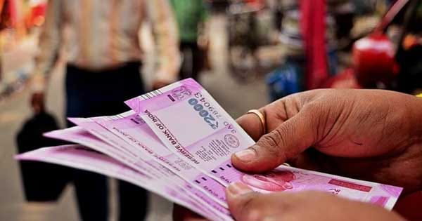 2000 के नोट बदलने का आखिरी मौका आज : बैंकों में अभी 12 हजार करोड़ की करेंसी आना बाकी, जानिए नहीं बदल पाए तो क्या होगा