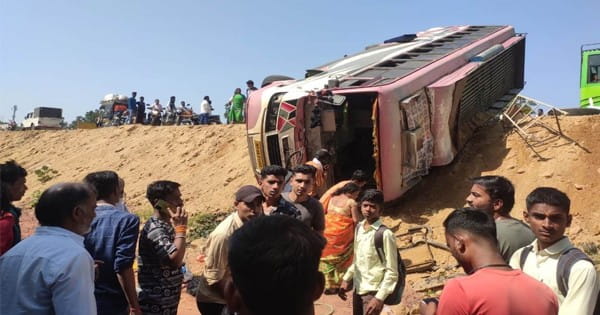 नर्मदापुरम में यात्रियों से भरी बस पलटी, 30 घायल; 9 को इटारसी रेफर किया