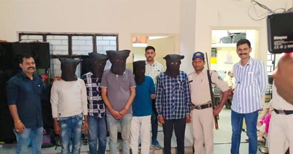 नकली नोट गिरोह ने किया खुलासा, डिलीवरी देते समय सामने वाली पार्टी का स्टिंग कर लेता था सरगना, नोट को हल्दी के पानी में से निकलने को कहता था, देखें VIDEO