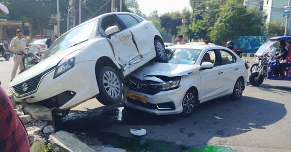 भोपाल : तुलसी टावर के पास दो कारों की जोरदार भिड़ंत, कार के ऊपर चढ़ी दूसरी कार, देखें VIDEO