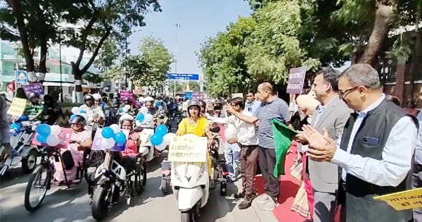 VIDEO : इंदौर में मतदाता जागरुकता की अनूठी पहल... दिव्यांगों ने निकाली वाहन रैली, मतदान करने का दिया संदेश