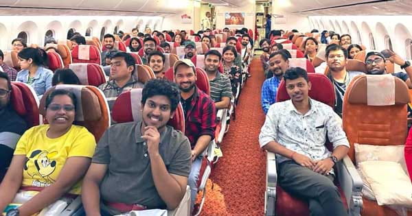 'ऑपरेशन अजय' के तहत 212 भारतीयों को लेकर दिल्ली पहुंची पहली फ्लाइट, केंद्रीय मंत्री राजीव चन्द्रशेखर ने किया स्वागत