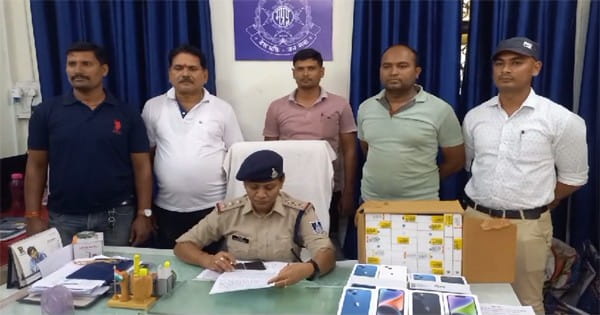 VIDEO : GRP स्टाफ को देखा तो भागने लगा... पुलिस ने ली तलाशी तो मिले 58 लाख के 79 iPhone, जानिए कहां का है मामला