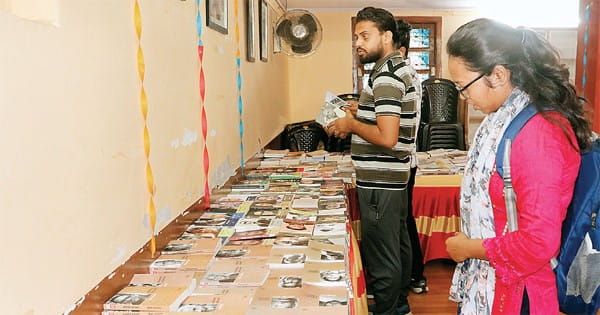 बुक लवर्स को अट्रैक्ट कर रही फिलॉसफी और सोशल नॉवेल
