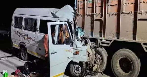महाराष्ट्र में भीषण सड़क हादसा : समृद्धि एक्सप्रेसवे पर कंटेनर से टकराई मिनी बस, 12 की मौत; 23 घायल