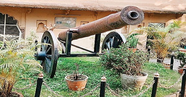 कमलापति महल की शोभा बढ़ा रही गौस मोहम्मद की बनाई तोप