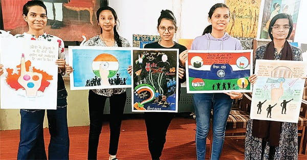 रंगोली में बनाई EVM दिया ‘लोकतंत्र में जान भरो, मतदान करो’ का संदेश