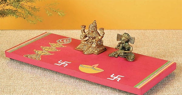 होम डेकोर में आए कप केक कैंडल्स, फेब्रिक तोरण, स्वास्तिक और दीये से सजी वुडन चौकी