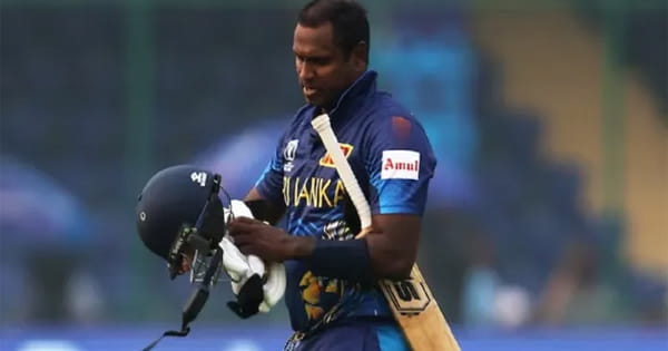 Angelo Mathews ‘टाइम आउट' का शिकार होने वाले पहले क्रिकेटर बने, 2 मिनट में नहीं पहुंचे क्रीज पर तो अंपायर ने दिया आउट, देखें VIDEO