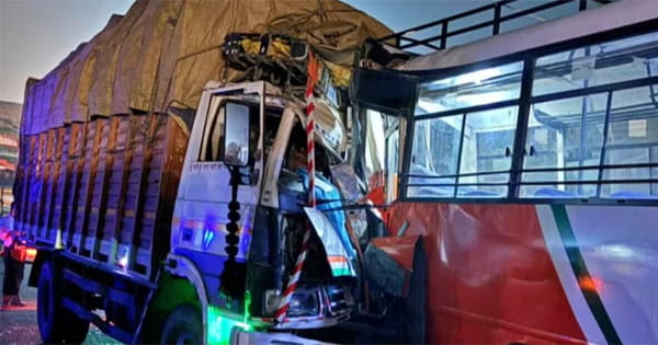 गोरखपुर में दर्दनाक हादसा, सड़क किनारे खड़ी बस को ट्रक ने मारी टक्कर, 6 की मौत, 25 से ज्यादा घायल