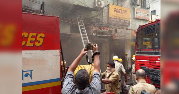 People’s Update LIVE : कोलकाता के चांदनी चौक में इलाके में बिल्डिंग में लगी आग