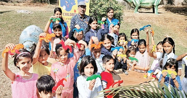 प्रॉपर विजन टॉय, डायनासोर क्ले मॉडल, पेंटिंग बनाकर बच्चों ने मनाया बाल दिवस