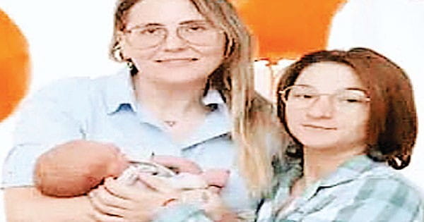 लेस्बियन कपल ने दिया बच्चे को जन्म, दोनों के गर्भ में पला बेबी