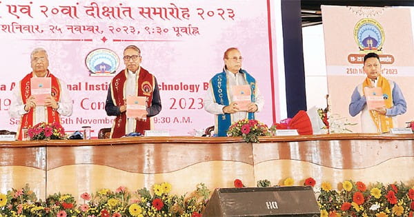 1726 स्टूडेंट्स को वितरित की गईं डिग्रियां, यूजी के 33 स्टूडेंट्स को मिले गोल्ड मेडल