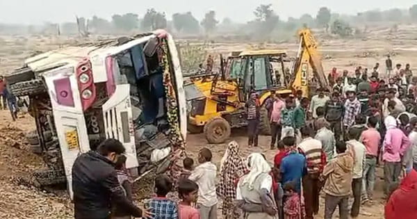 Panna : बस अनियंत्रित होकर पलटी, यात्री और क्लीनर की मौत, 20 यात्री घायल