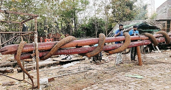 नाग द्वार से जनजातीय दुनिया में दाखिल होंगे दर्शक, बस्तर के कारीगर दे रहे फाइनल टच