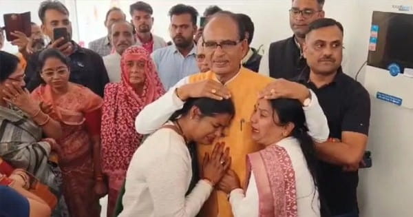 शिवराज से मिलकर फफक-फफक कर रोने लगीं लाड़ली बहनें, बोलीं- हमने आपको चुना... VIDEO देख आप भी हो जाएंगे इमोशनल