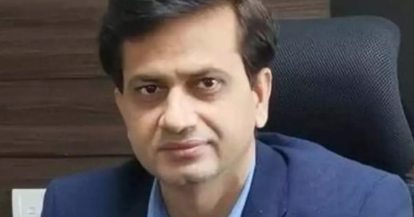 CBFC : सेंसर बोर्ड के CEO पद से कार्यमुक्त हुए रविंद्र भाकर, रिश्वतखोरी के केस से जुड़ा है मामला !