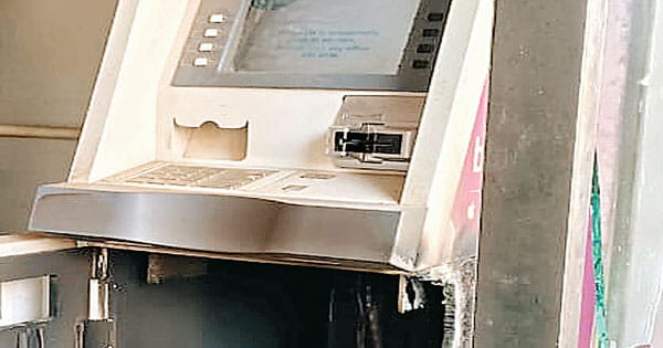 एटीएम काट कर 20 लाख से ज्यादा नकदी ले गए चोर