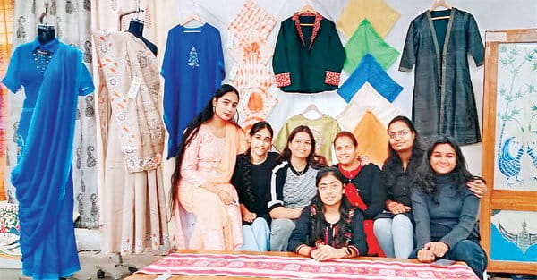 लैंप पर दिखा ग्वालियर का किला और इंदौर का राजवाड़ा, छात्राओं ने बनाई  रेडी-टू-वियर साड़ी