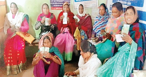 दीदी की ई-पाठशाला में आदिवासी महिलाएं सीख रहीं बैंकिंग