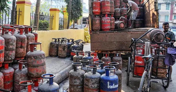 LPG Price Reduced : नए साल से पहले मिली थोड़ी राहत, कमर्शियल LPG सिलेंडर 39.50 रुपए सस्ता, जानें कितने में मिलेगी सिलेंडर