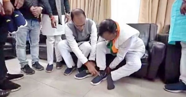 VIDEO : शिवराज ने जिलाध्यक्ष को पहनाए जूते, BJP सरकार न बनने तक नंगे पैर रहने का लिया था संकल्प