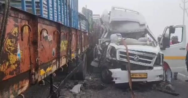 छतरपुर : बागेश्वर धाम से ग्वालियर लौट रही श्रद्धालुओं से भरी बस ट्रक से टकराई, महिला और ड्राइवर की मौत; 14 घायल
