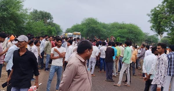 शिक्षक की हत्या के खिलाफ परिजनों और ग्रामीणों ने स्टेट हाईवे पर किया चक्काजाम, 11 आरोपी गिरफ्तार, मौके पर पहुंचे थे एसपी-कलेक्टर