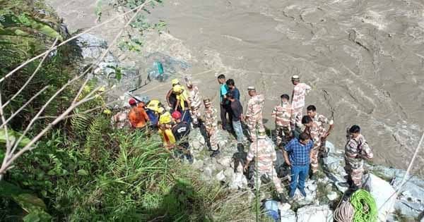 उत्तराखंड में हादसा : अलकनंदा नदी में गिरी ट्रैवलर, धार जिले के तीन लोग लापता, मासूम की मौत