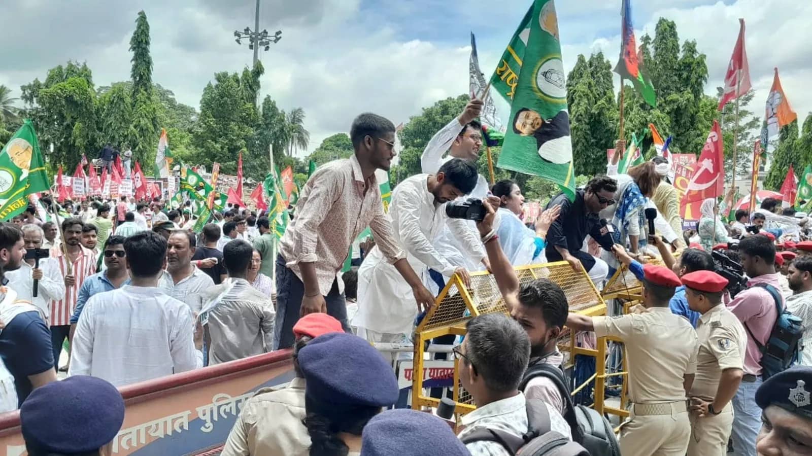 बिहार बंद : वोटर वेरिफिकेशन के विरोध में महागठबंधन का हल्ला बोल, कई जगह रोकीं ट्रेनें; सड़कों पर जलाए टायर