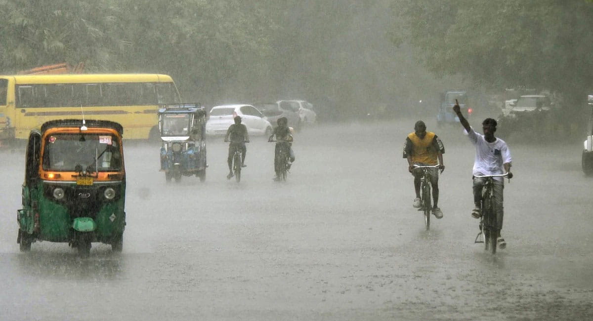 अरब सागर से बंगाल की खाड़ी तक तीन सिस्टम एक्टिव, 12 जिलों में बारिश का अलर्ट
