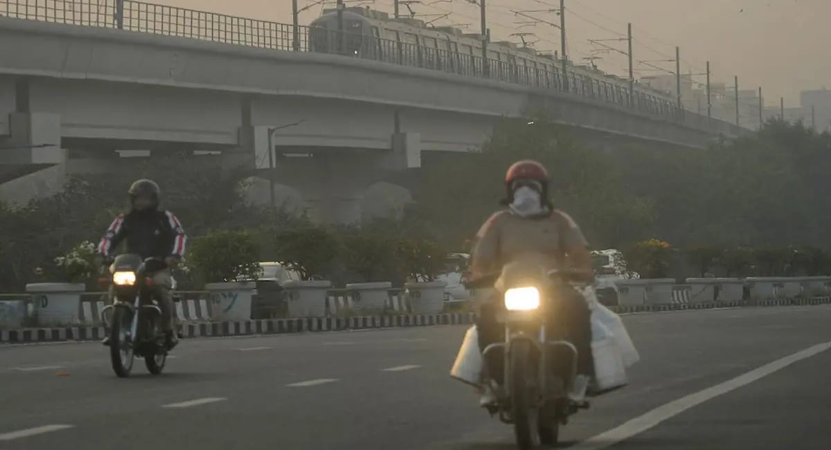 दिल्ली में दिवाली के बाद खराब हुई एयर क्वालिटी, AQI 350 के पार; लोगों को घरो में रहने की सलाह