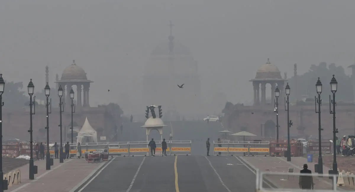 400 पार पहुंचा AQI, कई इलाके में छाई स्मॉग की मोटी चादर