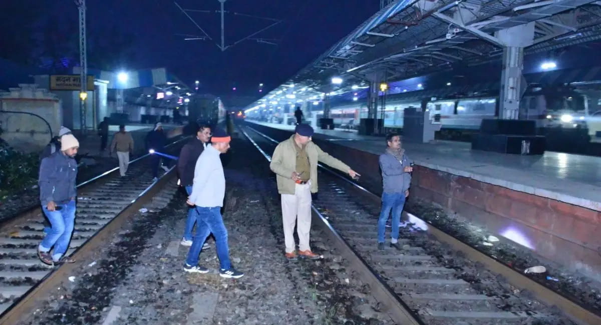 पटरी पार करते समय मालगाड़ी की चपेट में आए 6 लोग, एक महिला की मौत