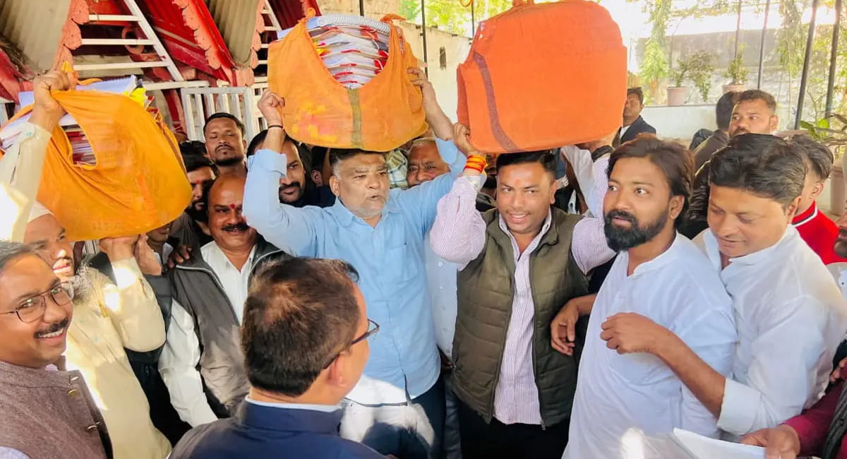 कांग्रेस ने उप निर्वाचन अधिकारी को थमाई शिकायतों की गठरियां