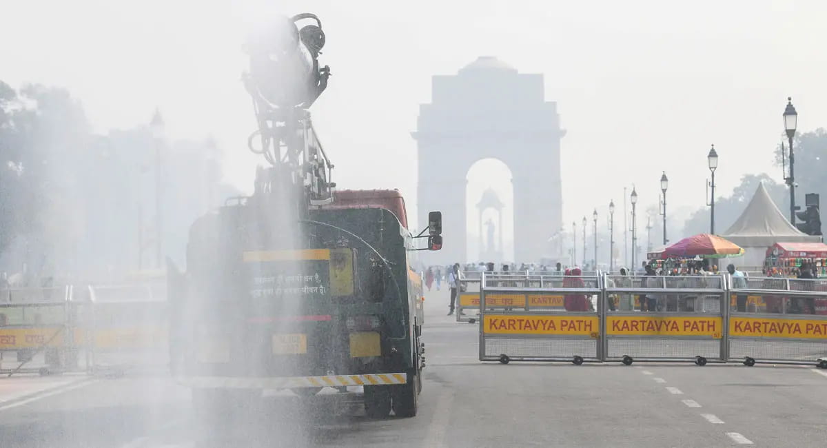 सख्त नियमों के बावजूद लगातार छठे दिन हवा जहरीली, AQI 387 पहुंचा; 152 फ्लाइट्स रद्द