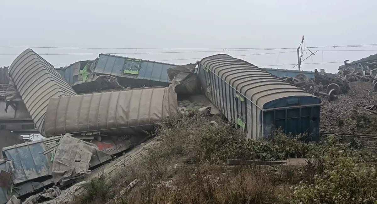 सीमेंट लदी मालगाड़ी डिरेल, 15 डिब्बे पटरी से उतरे; पटना-हावड़ा रूट ठप