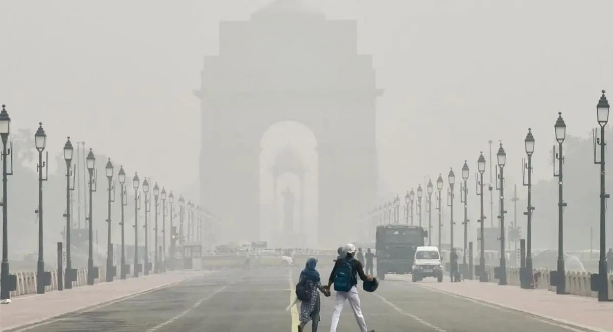 घने कोहरे और जहरीली हवा का डबल अटैक, कड़ाके की ठंड के बीच AQI 400 पार