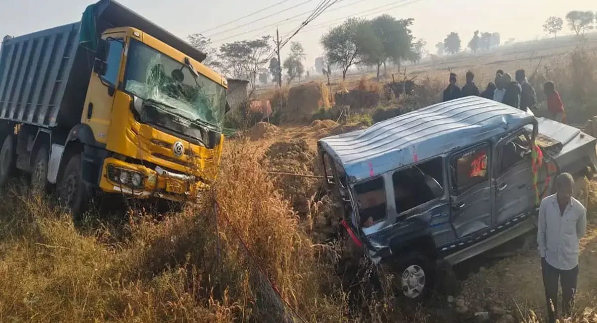 हाईवा ने खड़े वाहन को मारी टक्कर, 2 की मौत; झाड़-फूंक कराने जा रहा था परिवार