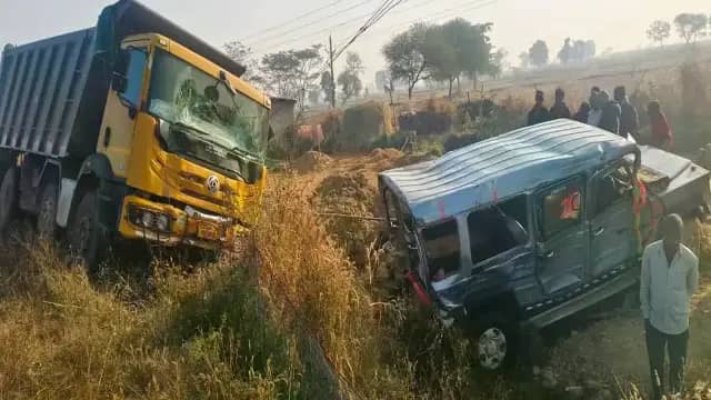हाईवा ने खड़े वाहन को मारी टक्कर, 2 की मौत; झाड़-फूंक कराने जा रहा था परिवार